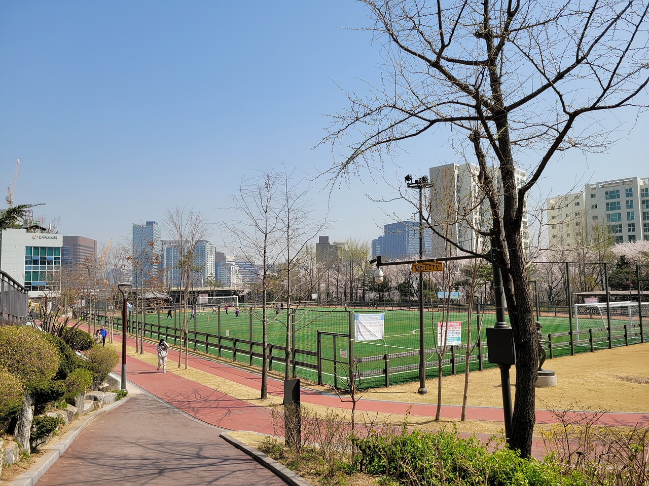 连爆10场！场均27+6+5，又一个哈登诞生，湖人5400万花得值.